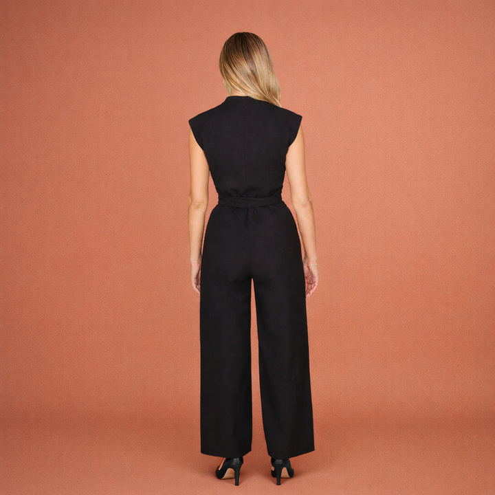 Modieuze jumpsuit voor dames, ideaal voor zomer en lente. Comfortabel, met V-hals en een stijlvolle, moderne uitstraling.