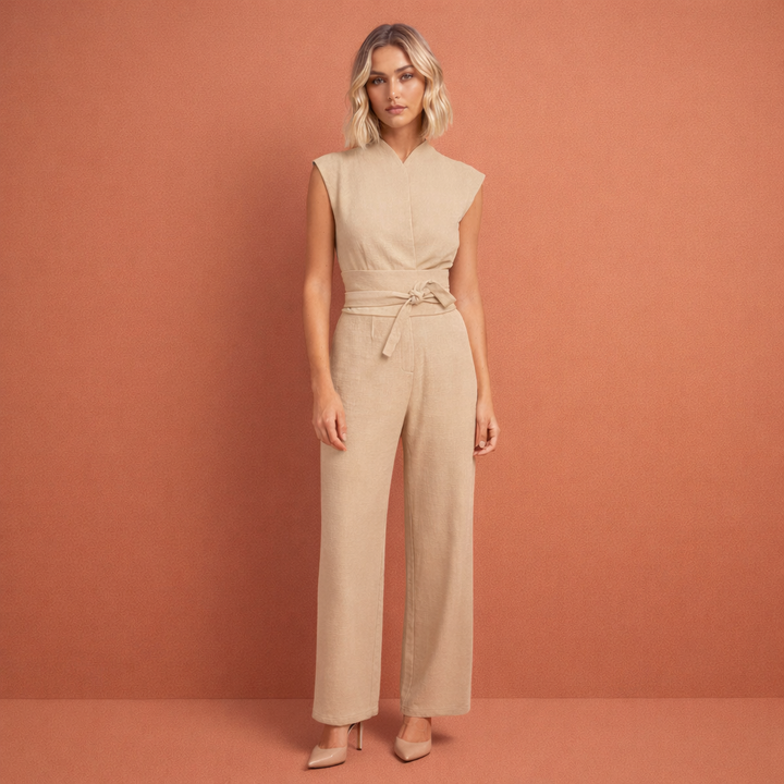 Dames jumpsuit met V-hals, gedragen door model, toont flatterende pasvorm. Stijlvol en veelzijdig voor elke gelegenheid.