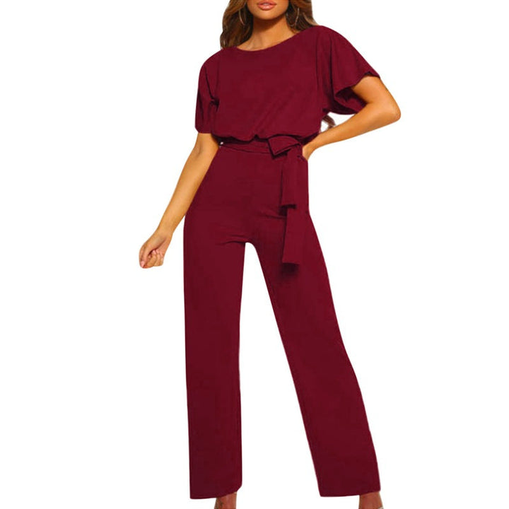 Chique dames jumpsuit met flatterende tailleceintuur die de figuur accentueert, ideaal voor een elegante outfit.