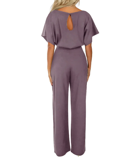 Trendy dames jumpsuit met comfortabele pasvorm, tailleceintuur en wijde pijpen voor een moderne en elegante look.