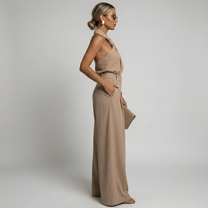 Luxe dames jumpsuit met flatterende halternek en stijlvolle wide leg palazzo pijpen; ideaal als feestoutfit.