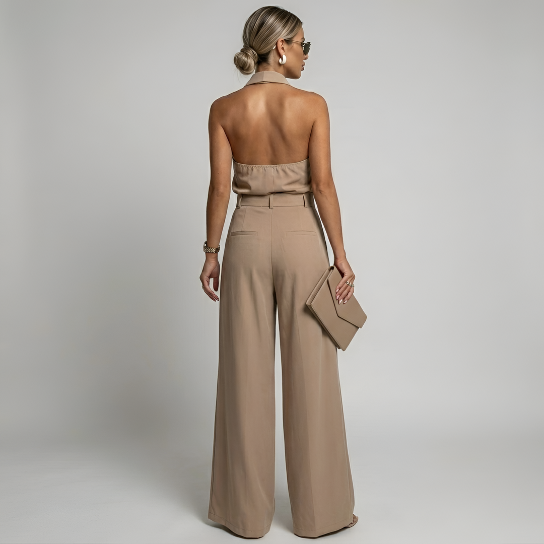 Moderne elegante dames jumpsuit met open rug halternek en wijde pijpen; ideaal voor zomerse feestjes.