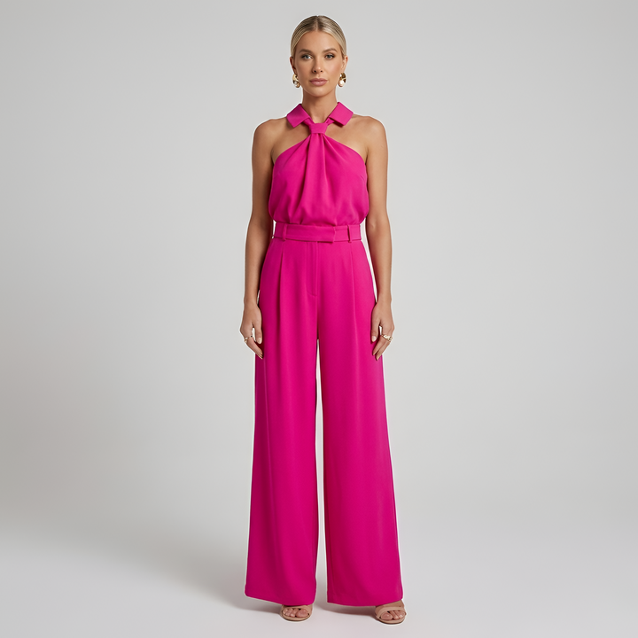 Flatterende dames jumpsuit met elegante halternek en wide leg silhouette; perfect voor een avondje uit.
