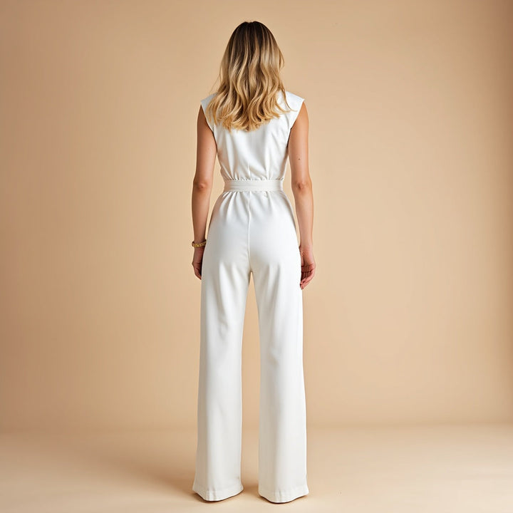 Stijlvolle mouwloze dames jumpsuit met hoge kraag en strikceintuur, ideaal voor een kantoor outfit.