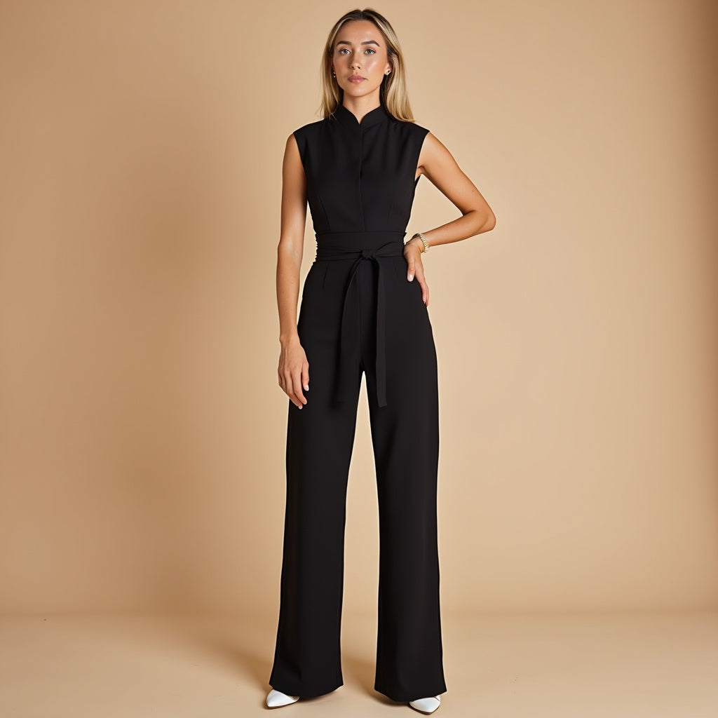 Veelzijdige dames jumpsuit met hoge kraag en strikceintuur, geschikt voor kantoor en avond gelegenheden.