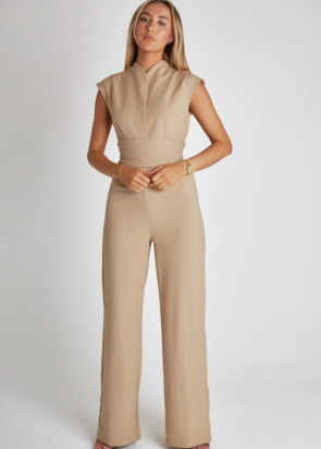 Dames jumpsuit met hoge kraag, strikceintuur detail, creëert een stijlvolle en professionele uitstraling.