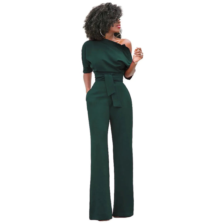 Elegante dames jumpsuit met open schouder, strikband en wijde pijpen. Ideale feest- of avondkleding.