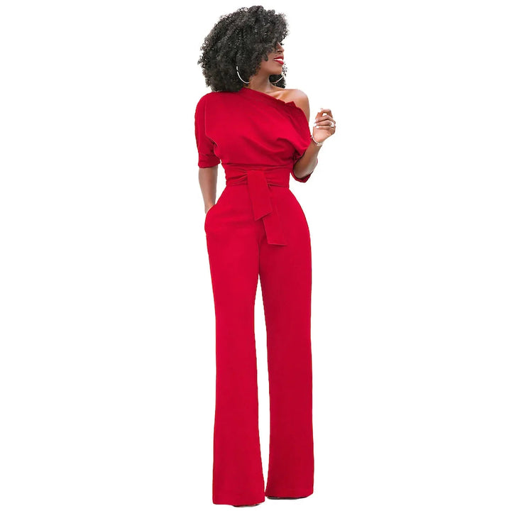 Stijlvolle dames jumpsuit met open schouder, strikband en wijde pijpen. Trendy en elegant voor avondkleding.