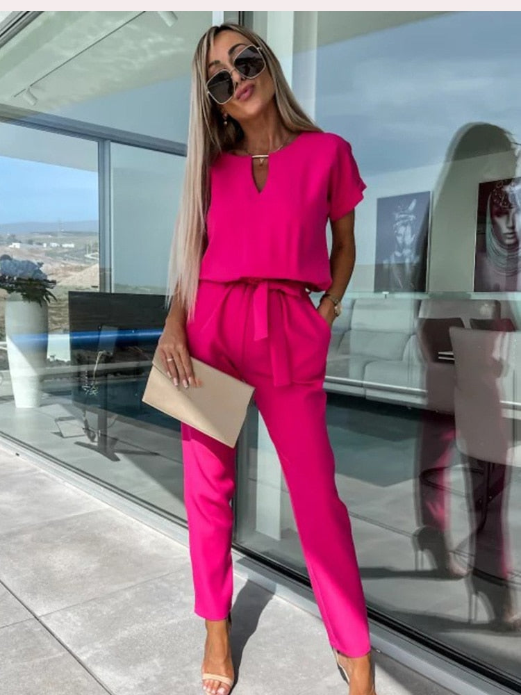 Elegante dames jumpsuit met V-hals en elastische taille, perfect voor een modieuze zomerlook.