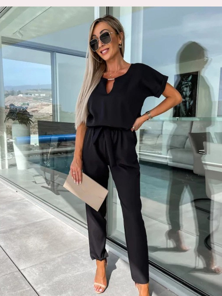 Flatterende dames jumpsuit met elegante V-hals en elastische taille die de figuur accentueert.