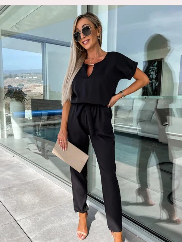 Flatterende dames jumpsuit met elegante V-hals en elastische taille die de figuur accentueert.