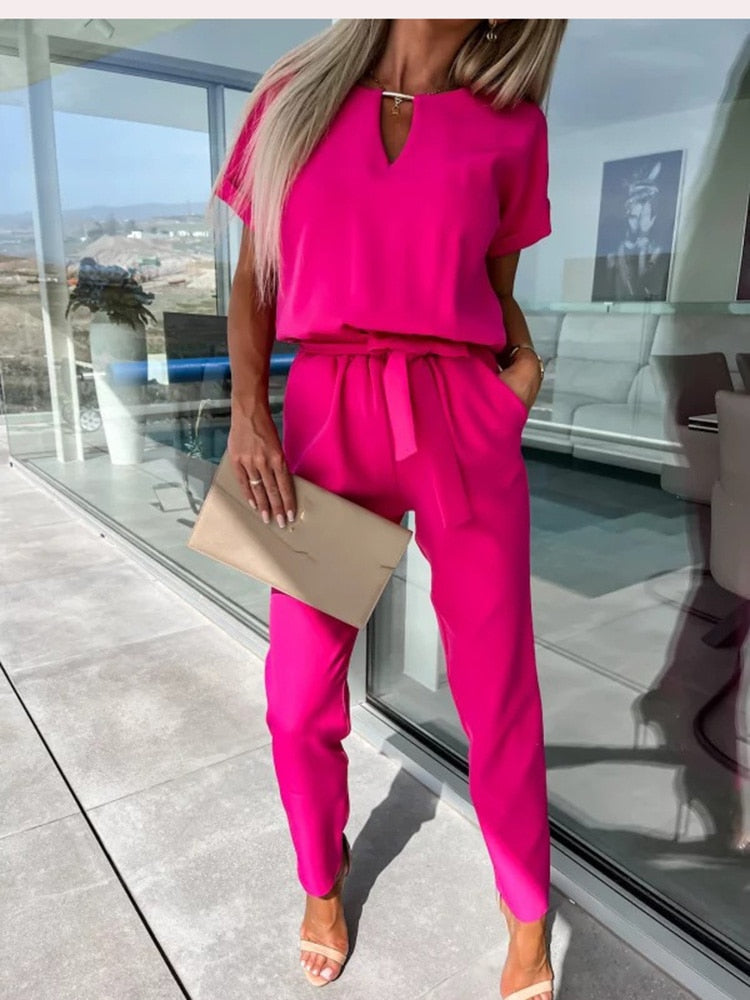 Stijlvolle dames jumpsuit met diepe V-hals en comfortabele elastische taille, ideaal voor avondkleding.