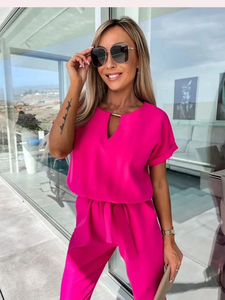 Chique dames jumpsuit met V-hals, korte mouwen en elastische taille, een perfecte feestoutfit.