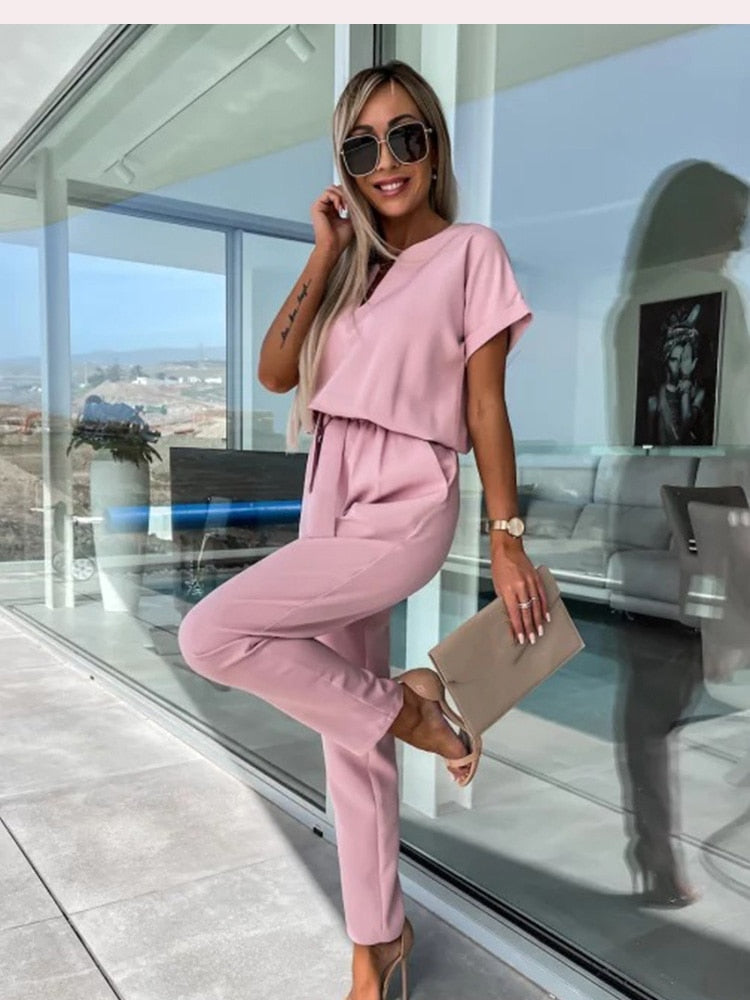 Comfortabele en modieuze dames jumpsuit met V-hals, korte mouwen en flatterende elastische taille.