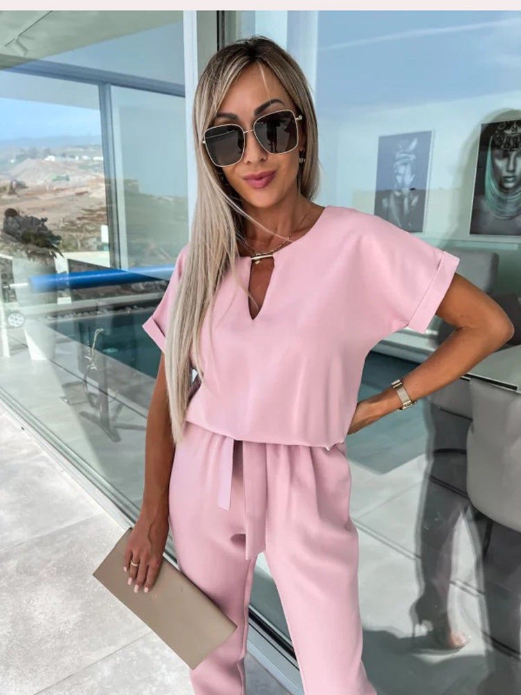 Luchtige zomer jumpsuit voor dames, met elegante V-hals en elastische taille voor een frisse look.