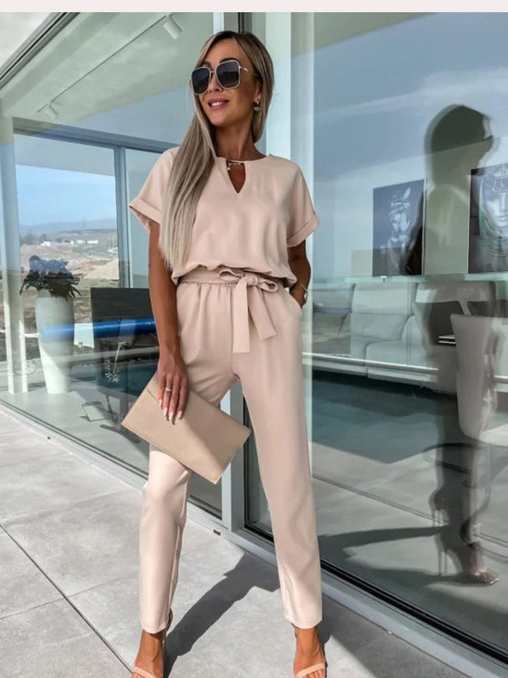 Dames jumpsuit in elegante snit met V-hals, korte mouwen en elastische taille, ideaal voor damesmode.