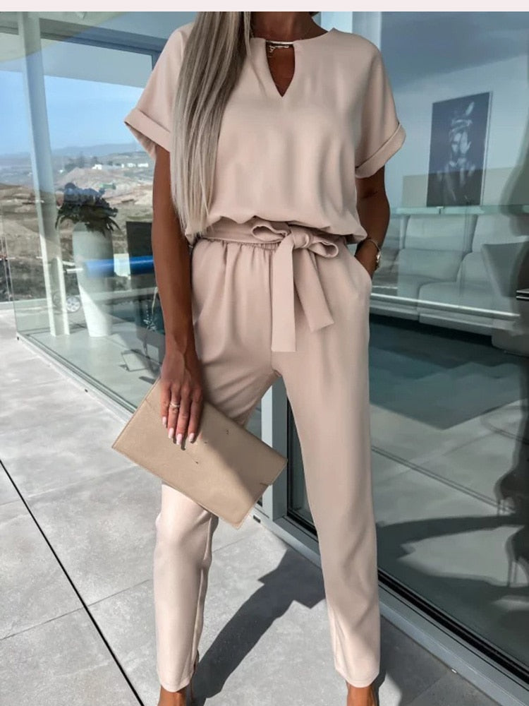 Verfijnde dames jumpsuit met V-hals en elastische taille, voor een stijlvolle en eigentijdse uitstraling.