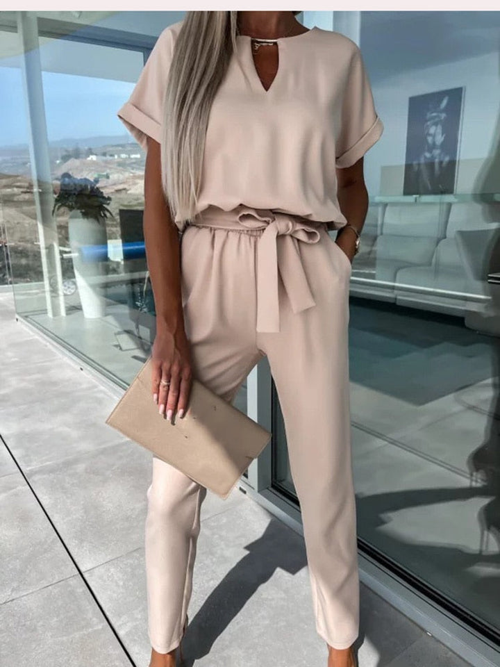 Verfijnde dames jumpsuit met V-hals en elastische taille, voor een stijlvolle en eigentijdse uitstraling.
