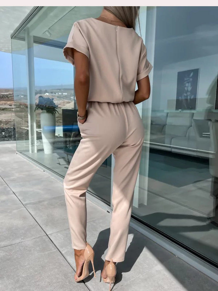 Modieuze dameskleding: jumpsuit met V-hals, elastische taille en korte mouwen, ideaal voor elke gelegenheid.