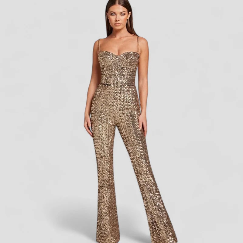 Elegante dames jumpsuit met verstelbare taille in champagnekleur, perfect voor feestelijke gelegenheden en avondkleding.