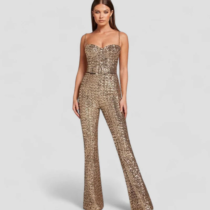 Elegante dames jumpsuit met verstelbare taille in champagnekleur, perfect voor feestelijke gelegenheden en avondkleding.
