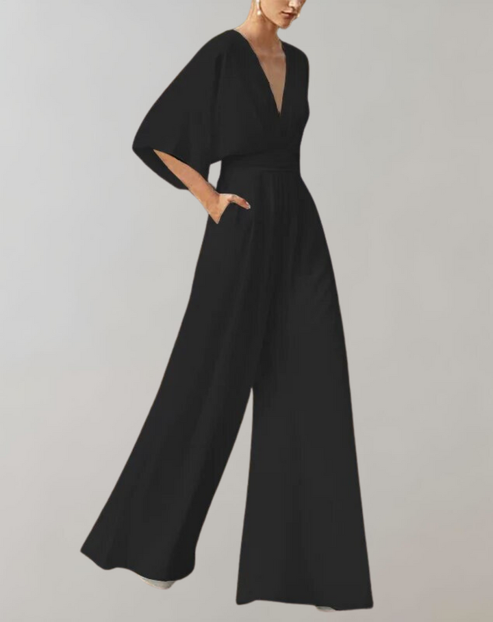 Comfortabele elegante jumpsuit voor vrouwen, voorzien van wijde pijpen en V-hals detail.