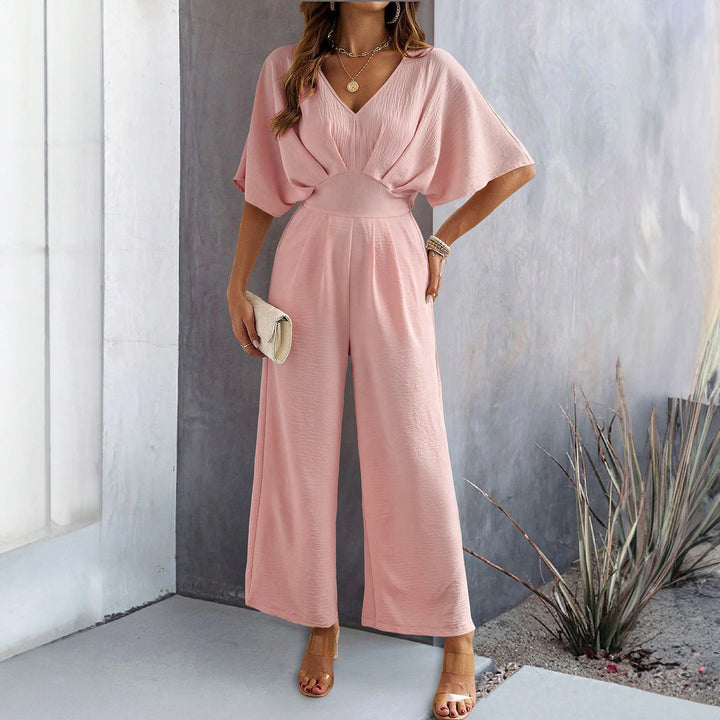 Trendy dames jumpsuit met flatterende V-hals en losse wijde pijpen, voor een chique en relaxte look.