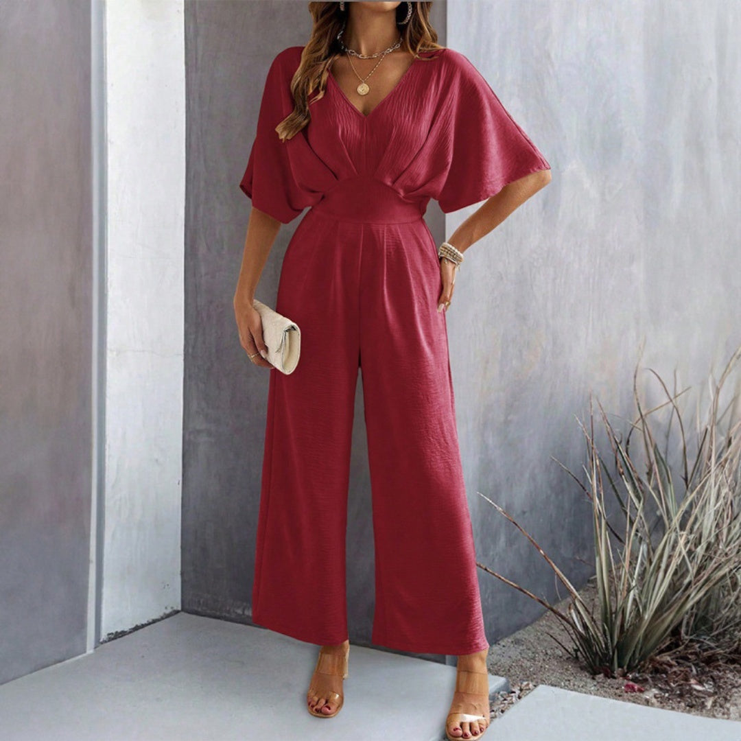 Zomerse dames jumpsuit met V-hals en wijde pijpen, perfect als casual outfit of voor een feestje.