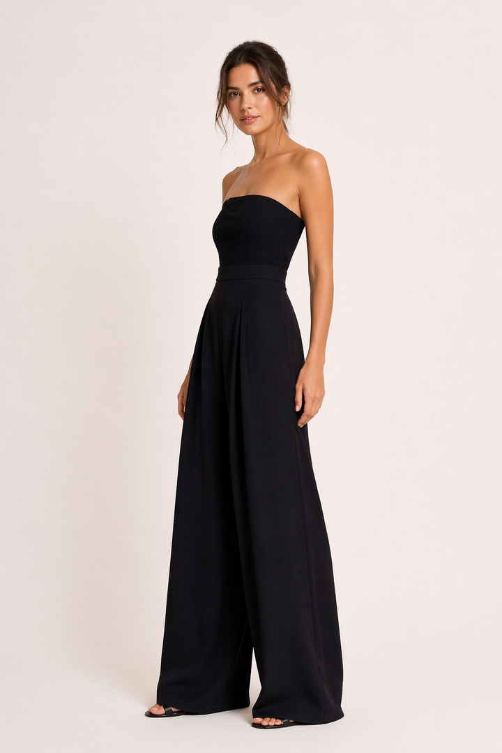Zwarte elegante dames jumpsuit met strapless top en wijde pijpen, ideaal voor zomer en comfort. Stijlvolle look.