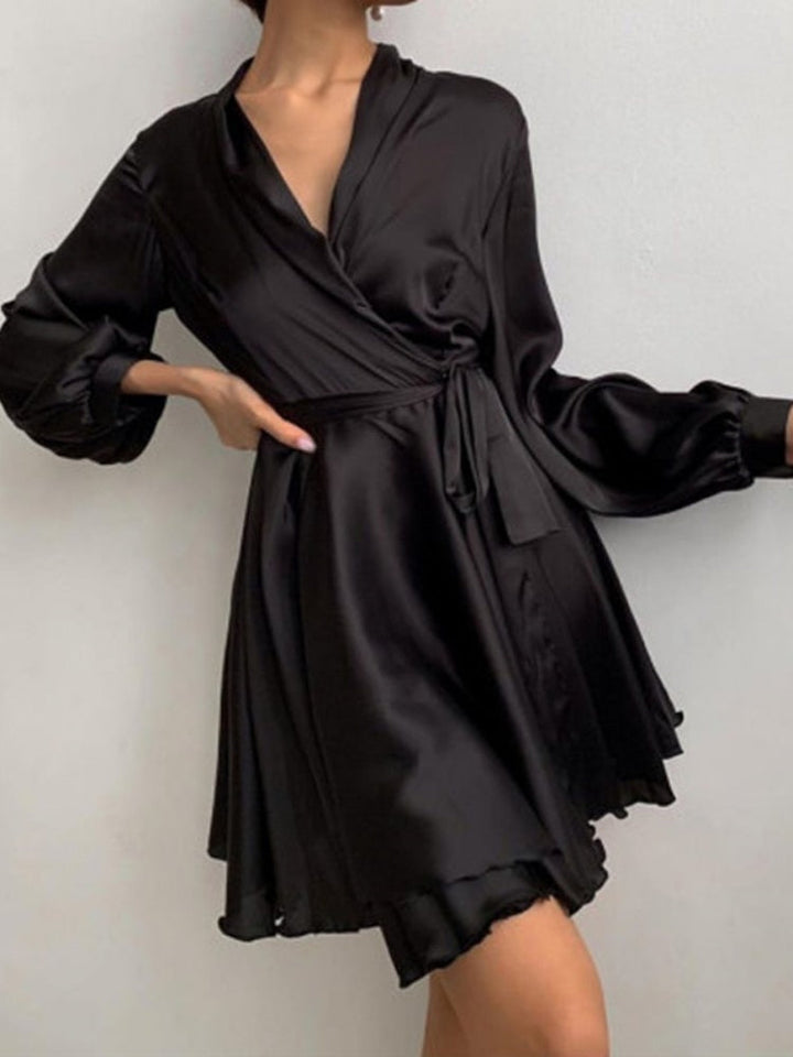 Comfortabele en stijlvolle korte overslagjurk voor dames met riem, geschikt als zomer- of feestjurk. Trendy design.