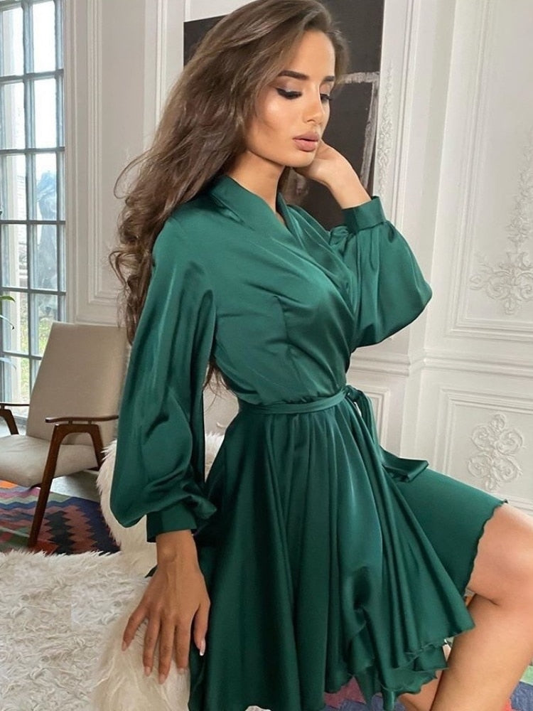 Trendy korte overslagjurk voor dames met modieuze riem. Veelzijdige stijl, draagbaar als casual of elegante zomerjurk.