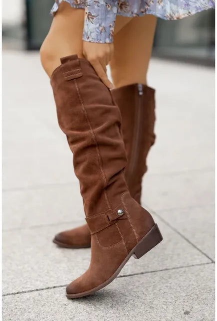 Vrouw draagt tijdloze elegante dames laarzen; perfect voor zowel casual als formele outfits, comfortabele pasvorm.
