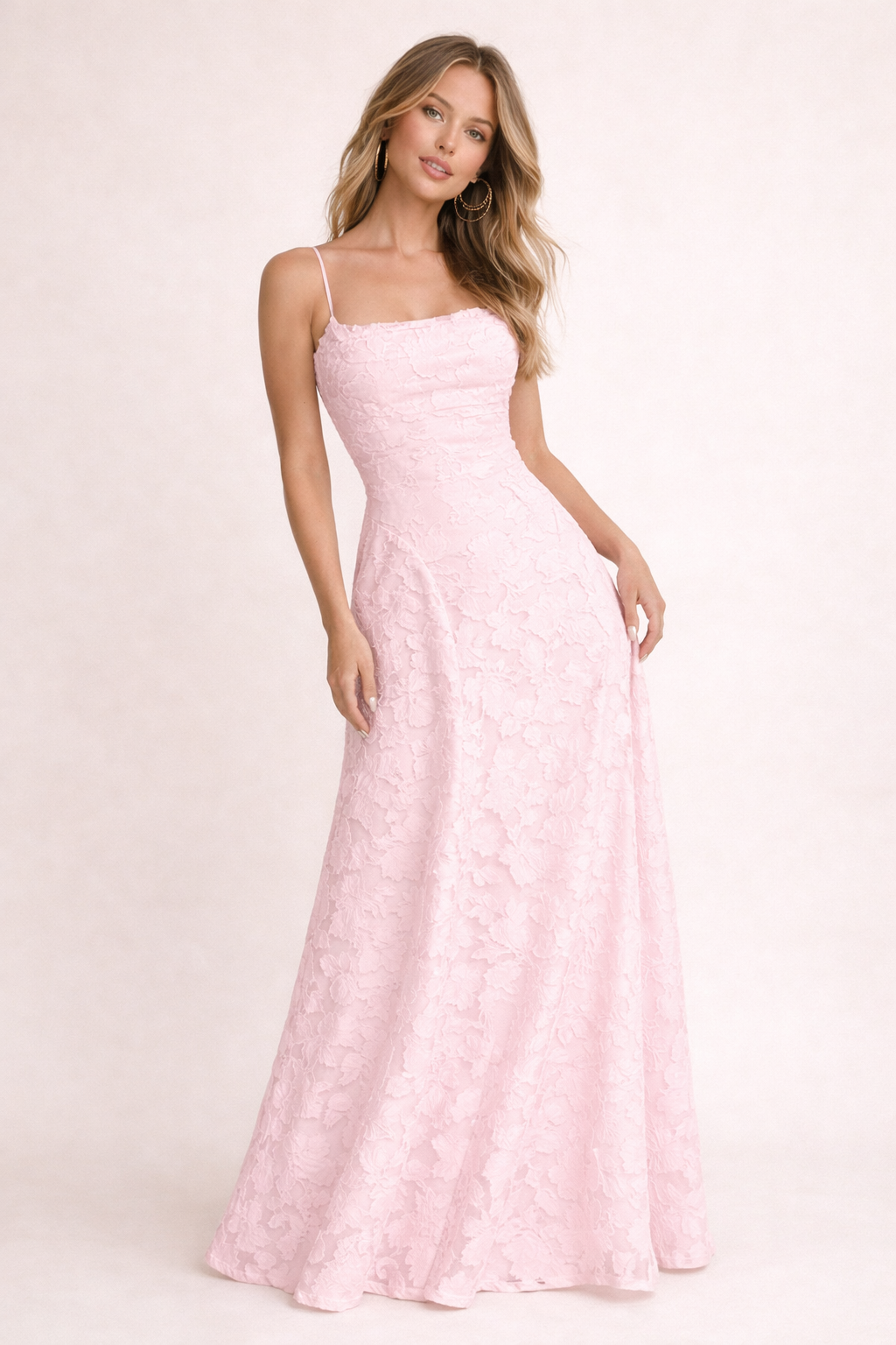 Chique lange damesjurk met verfijnd bloemdessin in wit & rosa tinten. Comfortabele zomer maxi jurk.