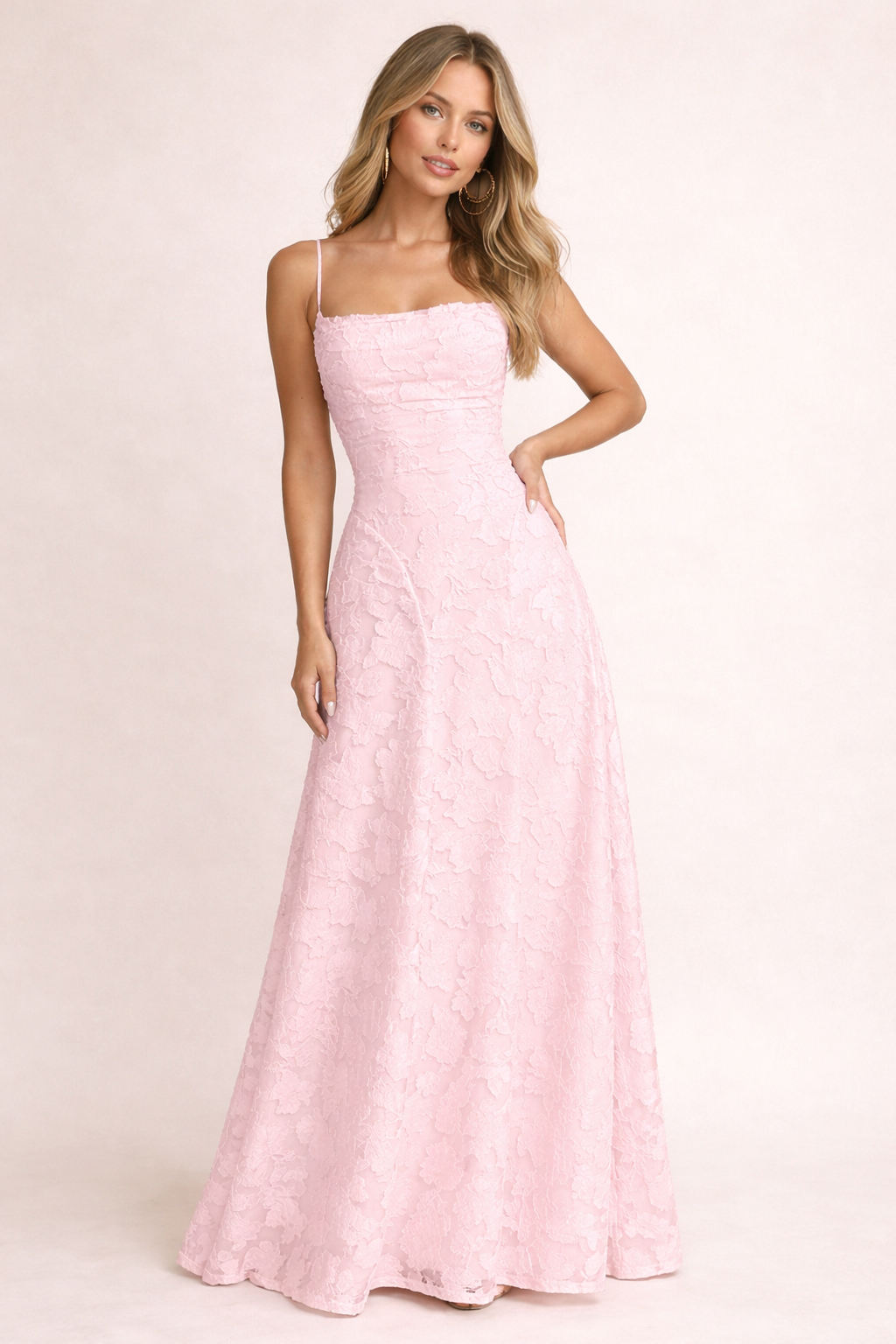 Verstelbare dames maxi jurk in elegant wit met rosa bloemen. Een modieuze lange jurk voor elke gelegenheid.