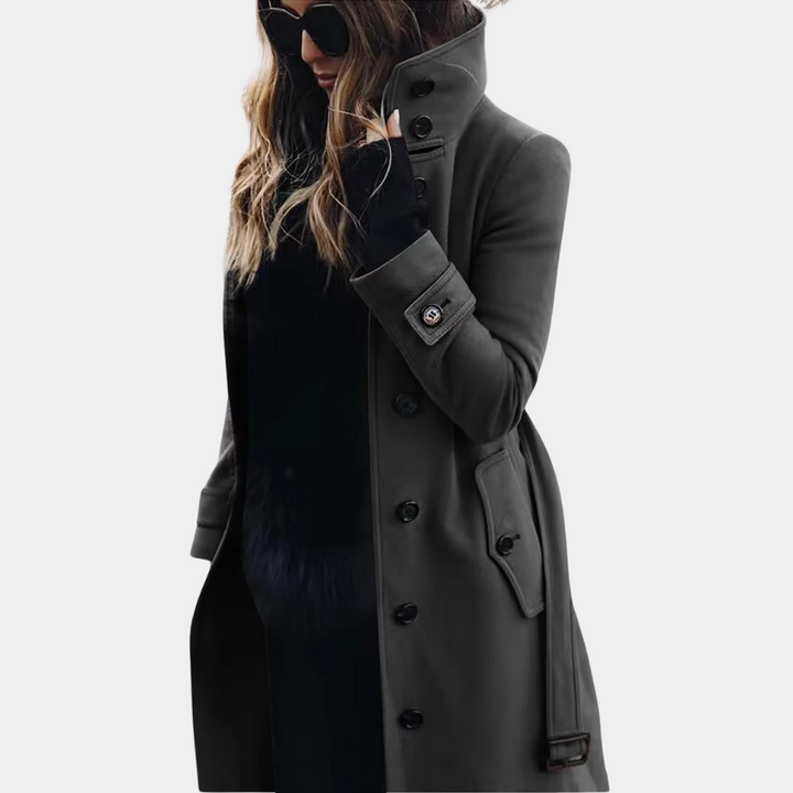 Veelzijdige dames trenchcoat, ideaal als herfstjas of winterjas. Lange snit met riem en comfortabele hoge kraag.