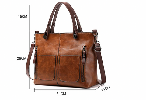 Dames leren schoudertas in een stedelijke omgeving. Een luxe en stijlvolle accessoire voor de moderne vrouw.