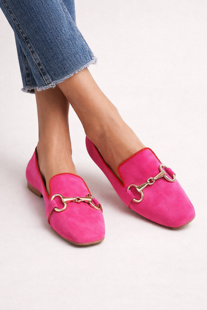 Elegante dames loafers met glanzend metallic detail, perfect voor een stijlvolle en klassieke look.