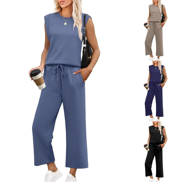 Relaxende vrouw in elegante dames loungewear set met wijde broek en comfortabele top.