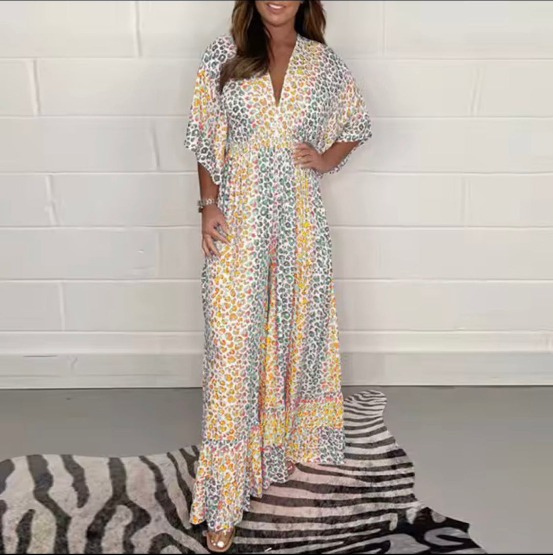 Modieuze damesmode: luipaardprint jumpsuit met V-hals, perfect voor zowel casual als geklede gelegenheden.