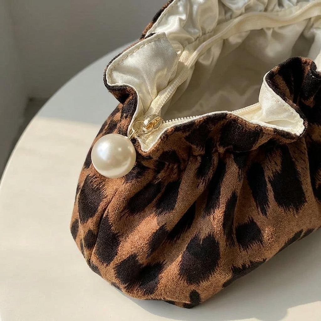 Pearlynn cosmetische pouch voor dames, een elegant toilettasje met ruches en parels, perfect als cadeau.