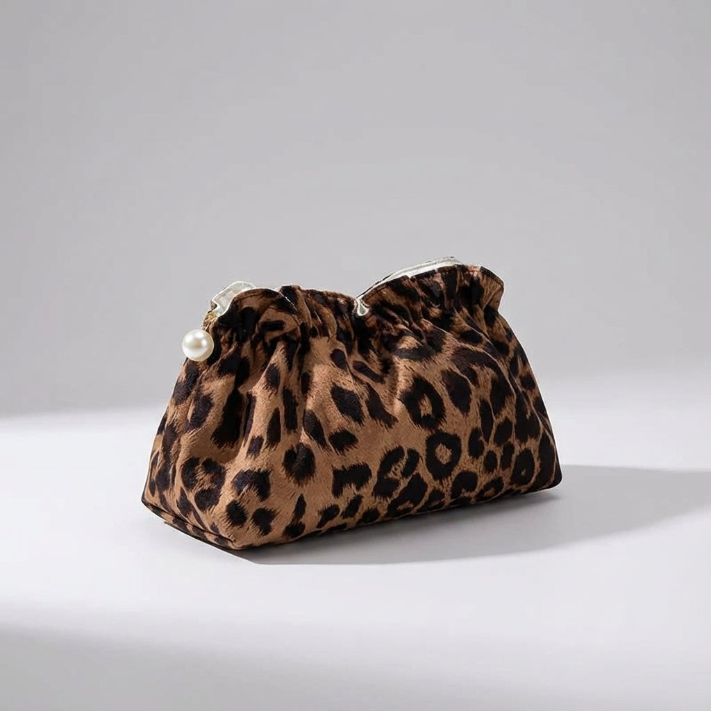 Dames beauty pouch met chique luipaardprint, ruches en parels; ideaal make-up tasje voor organisatie en stijl.