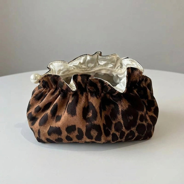 Verfijnde cosmetische pouch met delicate ruches en parels voor dames, een must-have voor al je beauty essentials.