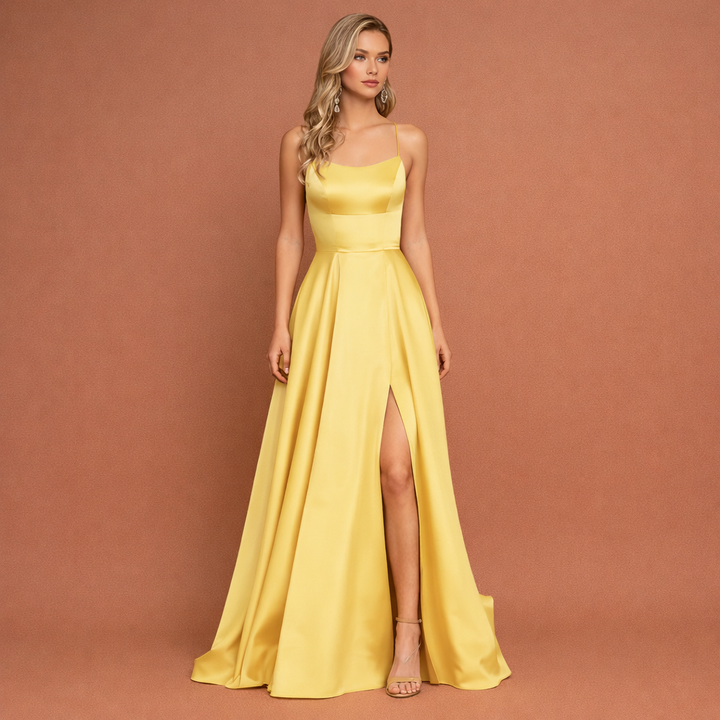 Moderne dames maxi jurk met split en dunne bandjes, perfect als galajurk of voor speciale avonden.