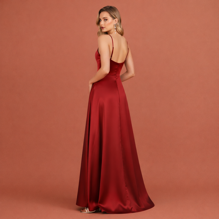 Chique maxi jurk voor dames, met sensuele zijsplit en delicate dunne bandjes, perfect als galajurk.