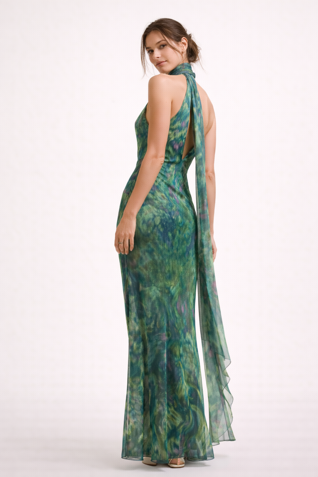 Lange dames zomerjurk met levendige irissen print, halternek; ideaal als feestjurk of elegante kleding voor damesmode.