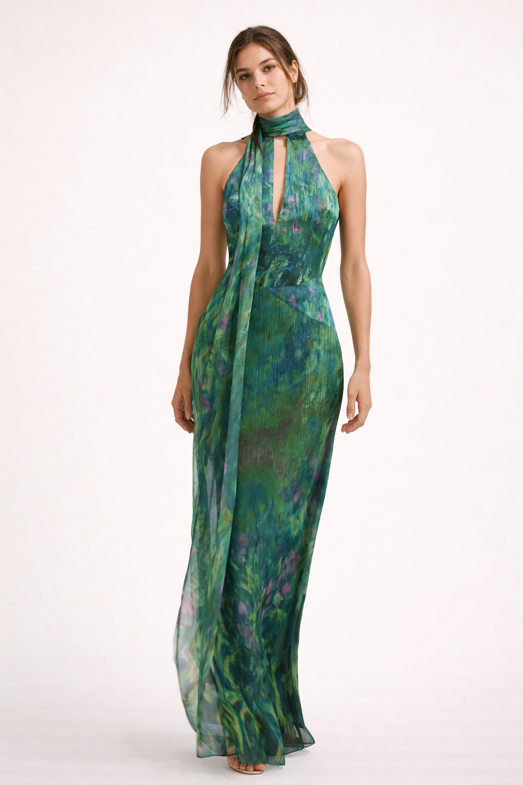 Moderne damesmode: groene maxi-jurk met prachtige irissen print en comfortabele halternek; een elegante keuze voor elke vrouw.
