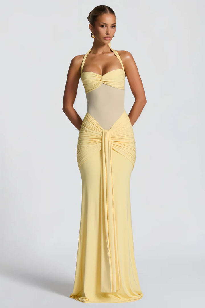 Elegante dames maxi-jurk met halternek en gedrapeerd detail, perfect voor feestjes en speciale gelegenheden.