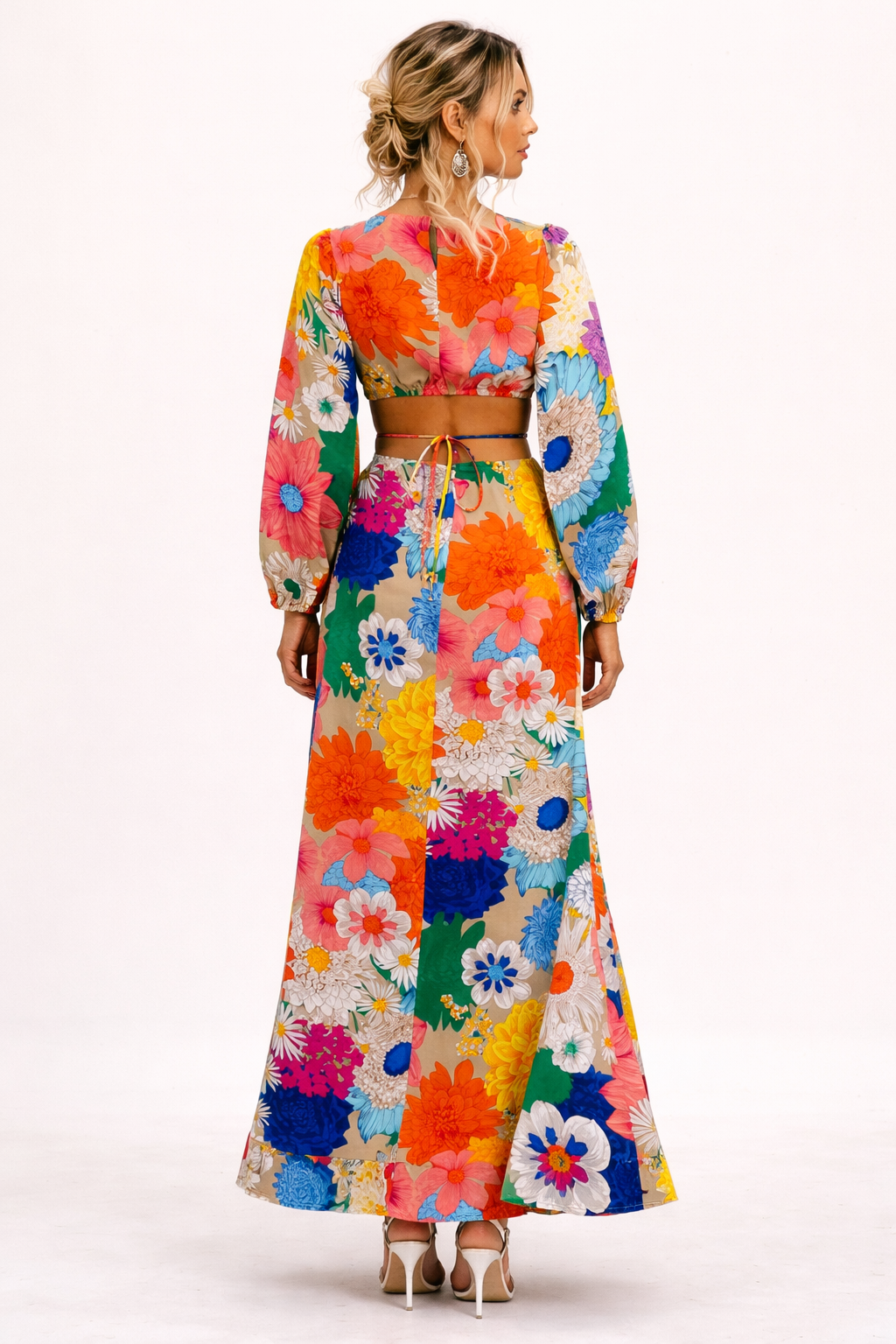 Casual-chique dames zomerjurk met vrolijke bloemenprint en trendy pofmouwen, ideaal voor voorjaar en zomer.