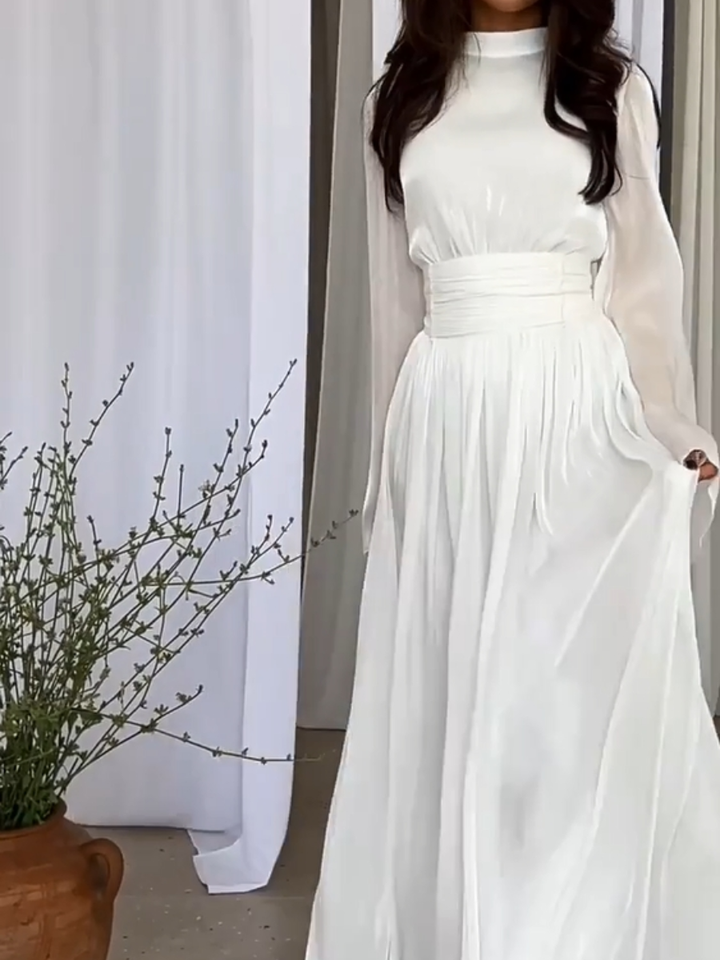 Elegante dames maxi jurk met mooie plooien en een chique strikceintuur; ideaal als feestjurk of zomerjurk.