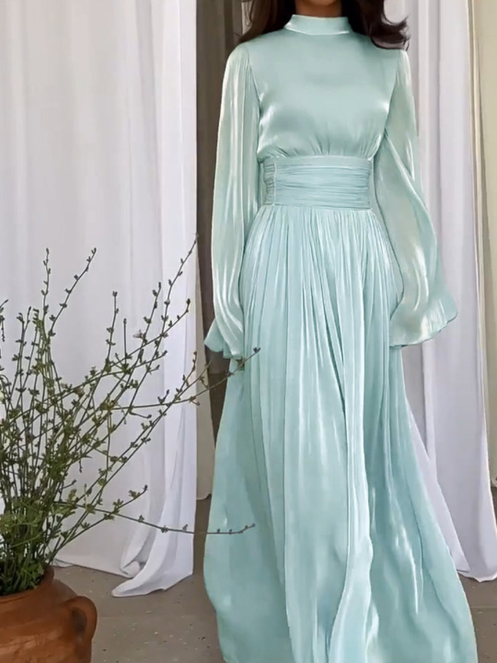 Stijlvolle dames maxi jurk met subtiele plooien en een opvallende strikceintuur; ideaal voor zomerse feesten.